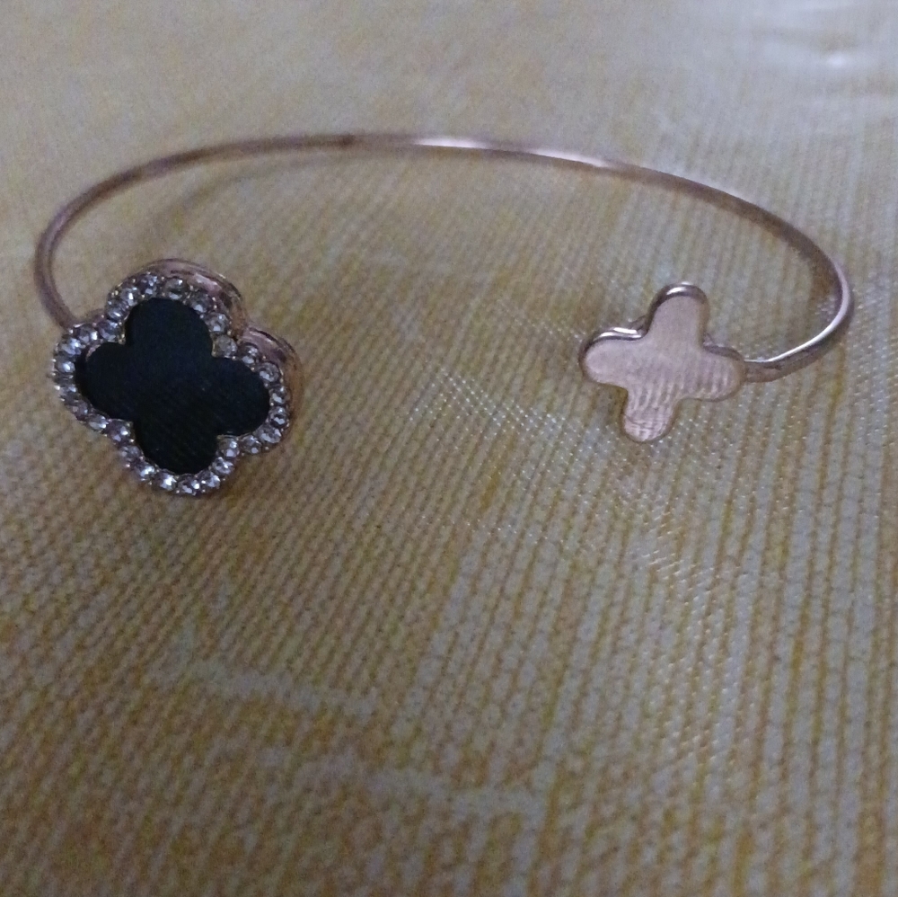 Elegant Gold and Black Clover Bracelet EUC - Picture 3 of 5